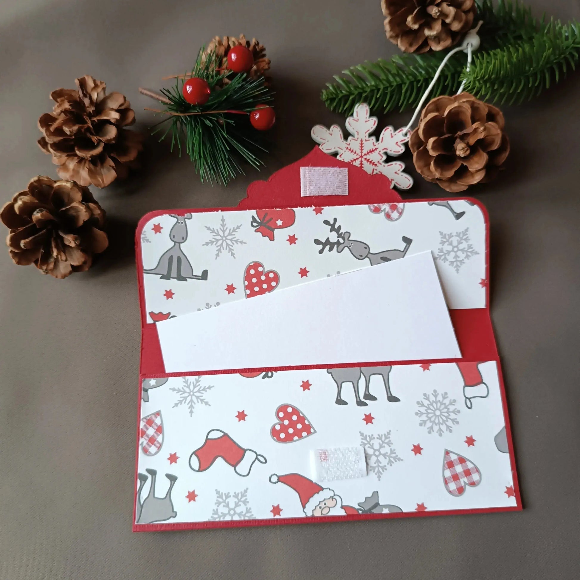 pochette carte-cadeau de noel - carte de voeux 2024 - idée cadeau noel - noel 2024 - cadeau noel 2024 - carte de noel -pochette carte-cadeau de noel rouge et blanche de L’Atelier de Lili la souris