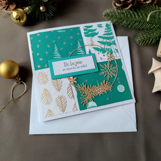 Détail des motifs dorés sur la carte de Noël verte