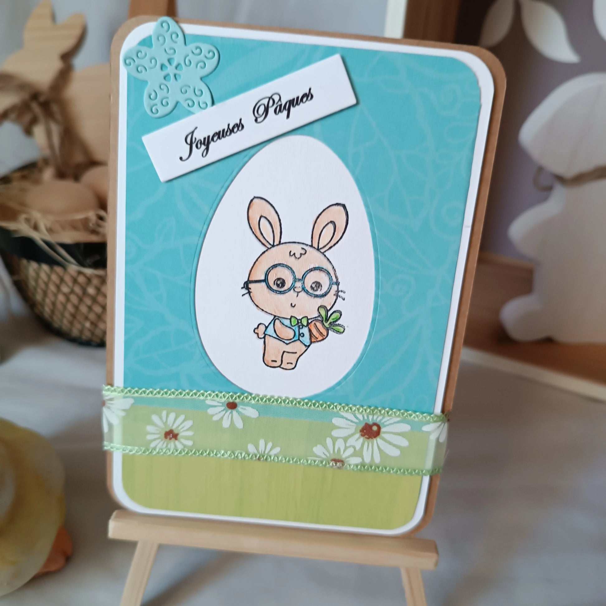 carte Joyeuses Pâques fait main de L’Atelier de Lili la souris, carte Joyeuses Pâques , carte de Pâques fait main, carte de Pâques artisanale, carte Pâques enfant, carte lapin de Pâques, carte de vœux Pâques, carte Pâques scrapbooking, carte Pâques originale, carte Pâques artisanale , carte Pâques avec lapin, carte Joyeuses Pâques fait main artisanale, carte de Pâques scrapbooking, carte de Pâques jaune, carte Pâques enfant fait main, carte Pâques originale enfant, carte de Pâques lapin mignon, carte Pâques