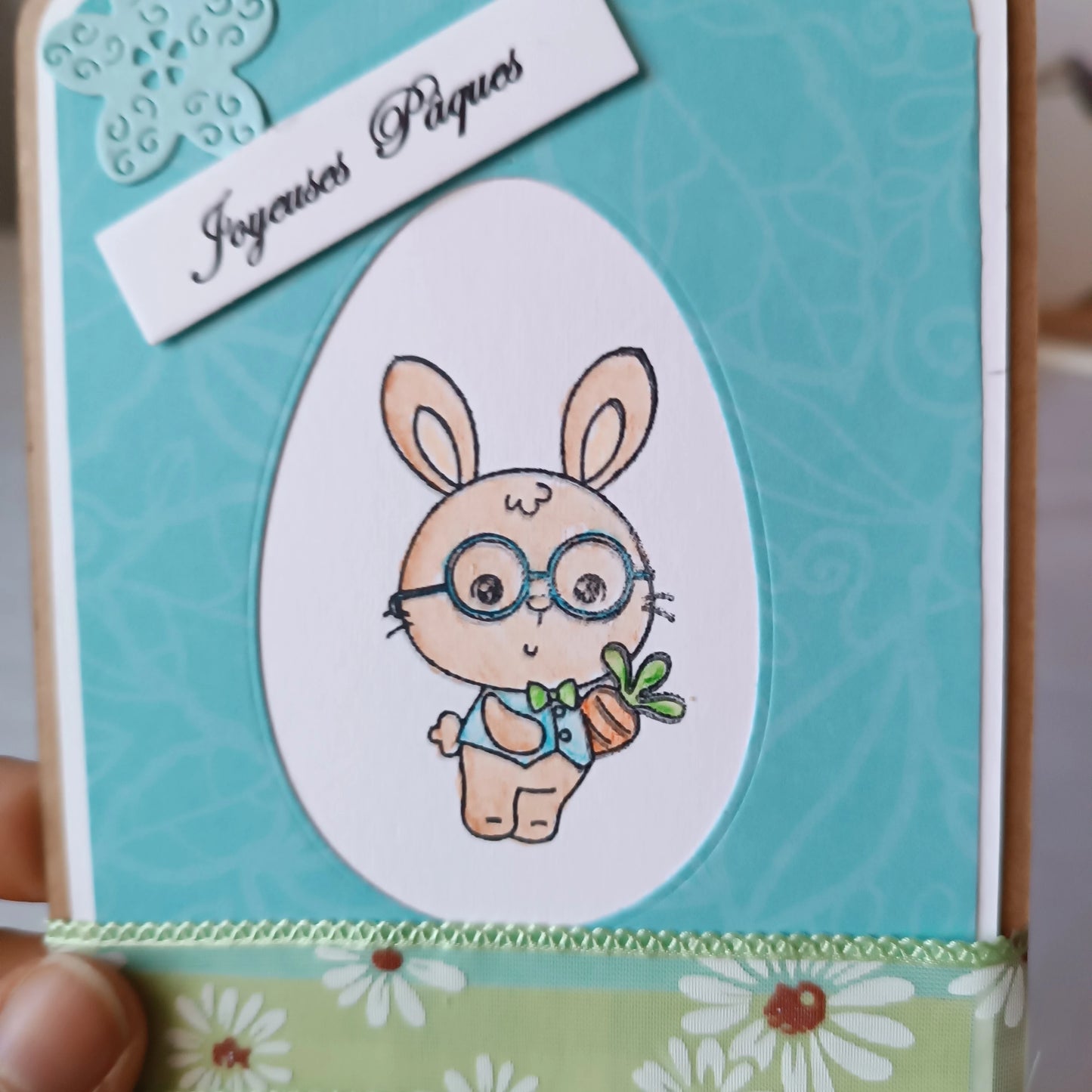 carte Joyeuses Pâques fait main de L’Atelier de Lili la souris, carte Joyeuses Pâques , carte de Pâques fait main, carte de Pâques artisanale, carte Pâques enfant, carte lapin de Pâques, carte de vœux Pâques, carte Pâques scrapbooking, carte Pâques originale, carte Pâques artisanale , carte Pâques avec lapin, carte Joyeuses Pâques fait main artisanale, carte de Pâques scrapbooking, carte de Pâques jaune, carte Pâques enfant fait main, carte Pâques originale enfant, carte de Pâques lapin mignon, carte Pâques
