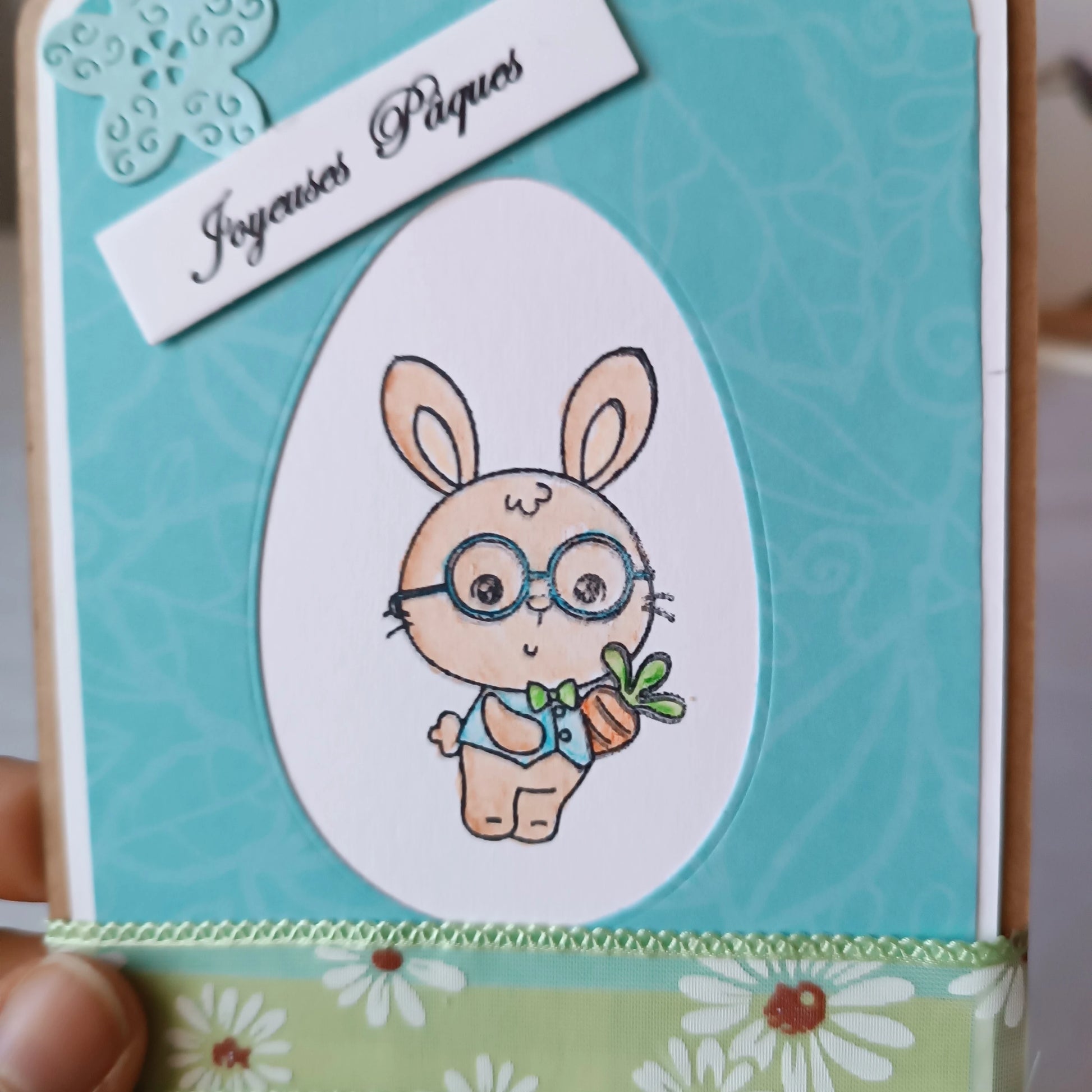 carte Joyeuses Pâques fait main de L’Atelier de Lili la souris, carte Joyeuses Pâques , carte de Pâques fait main, carte de Pâques artisanale, carte Pâques enfant, carte lapin de Pâques, carte de vœux Pâques, carte Pâques scrapbooking, carte Pâques originale, carte Pâques artisanale , carte Pâques avec lapin, carte Joyeuses Pâques fait main artisanale, carte de Pâques scrapbooking, carte de Pâques jaune, carte Pâques enfant fait main, carte Pâques originale enfant, carte de Pâques lapin mignon, carte Pâques
