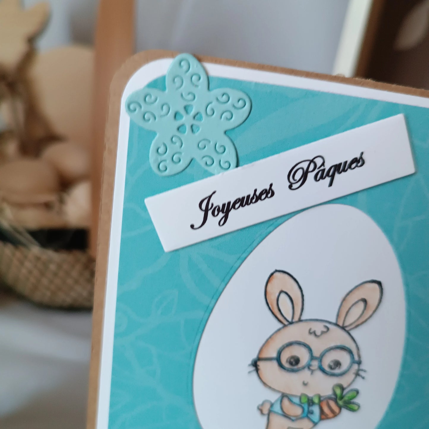 carte Joyeuses Pâques fait main de L’Atelier de Lili la souris, carte Joyeuses Pâques , carte de Pâques fait main, carte de Pâques artisanale, carte Pâques enfant, carte lapin de Pâques, carte de vœux Pâques, carte Pâques scrapbooking, carte Pâques originale, carte Pâques artisanale , carte Pâques avec lapin, carte Joyeuses Pâques fait main artisanale, carte de Pâques scrapbooking, carte de Pâques jaune, carte Pâques enfant fait main, carte Pâques originale enfant, carte de Pâques lapin mignon, carte Pâques