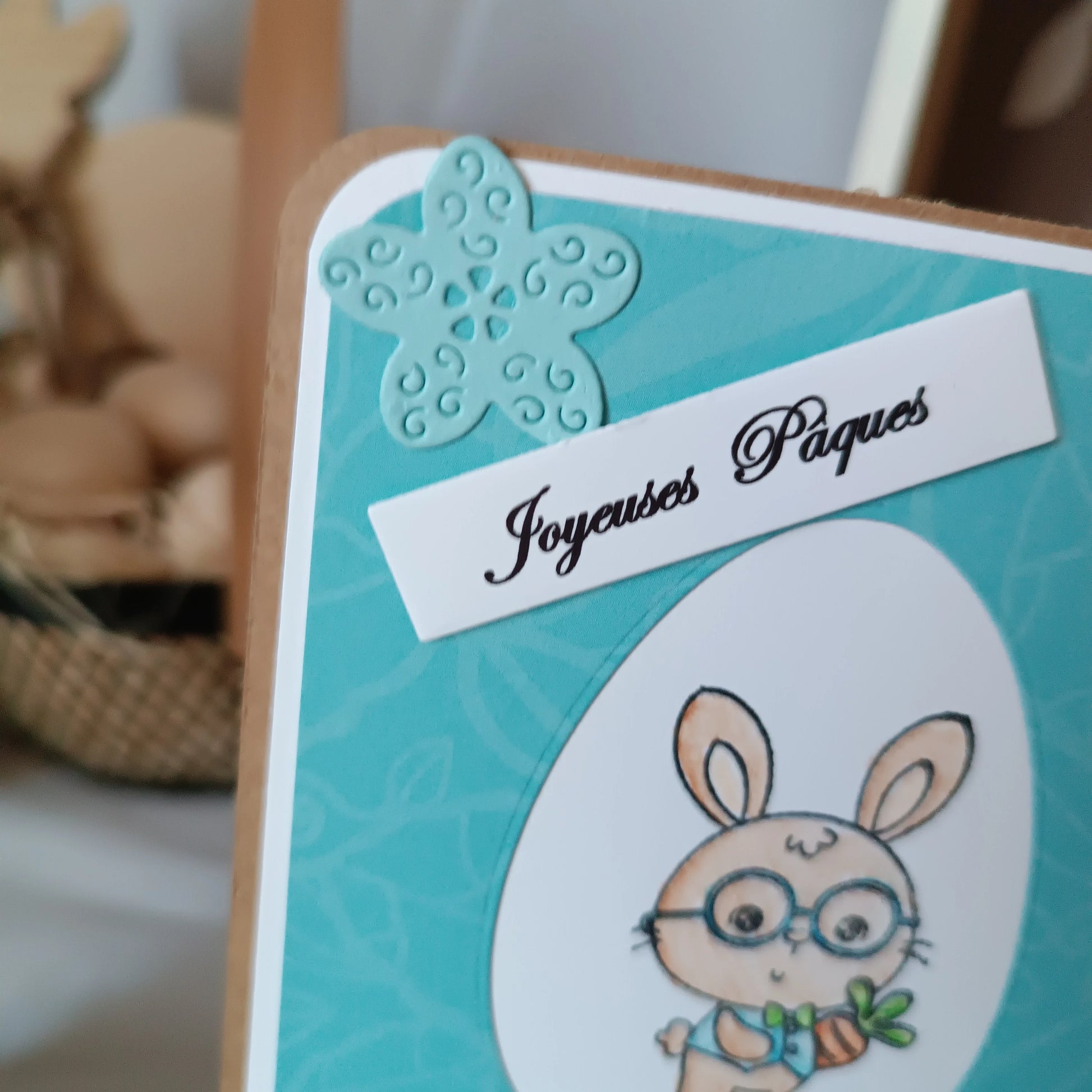 carte Joyeuses Pâques fait main de L’Atelier de Lili la souris, carte Joyeuses Pâques , carte de Pâques fait main, carte de Pâques artisanale, carte Pâques enfant, carte lapin de Pâques, carte de vœux Pâques, carte Pâques scrapbooking, carte Pâques originale, carte Pâques artisanale , carte Pâques avec lapin, carte Joyeuses Pâques fait main artisanale, carte de Pâques scrapbooking, carte de Pâques jaune, carte Pâques enfant fait main, carte Pâques originale enfant, carte de Pâques lapin mignon, carte Pâques