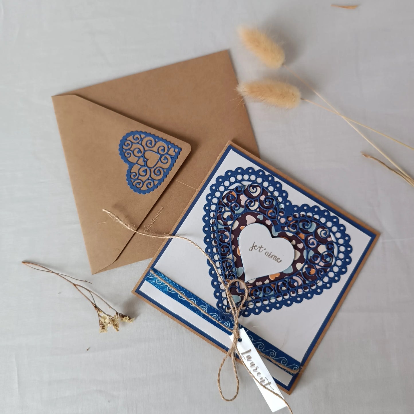 Carte de Saint-Valentin bleue réalisée à la main, vue rapprochée
