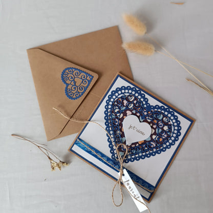 Carte de Saint-Valentin bleue réalisée à la main, vue rapprochée
