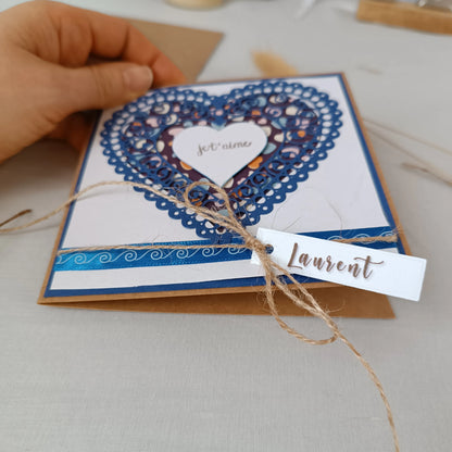 Carte de Saint-Valentin bleue présentée avec son enveloppe kraft