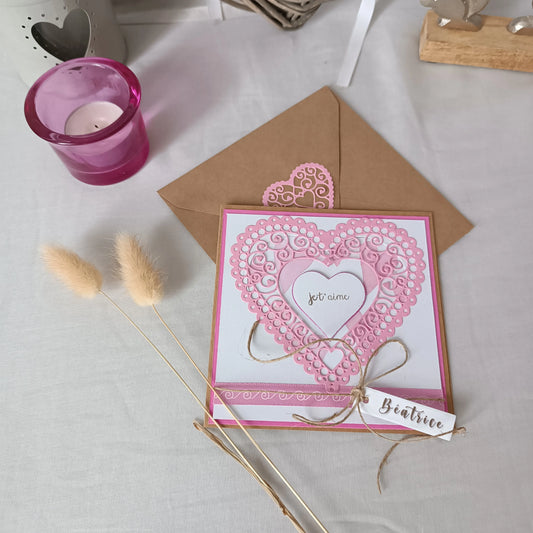 Carte de Saint-Valentin rose présentée avec son enveloppe kraft