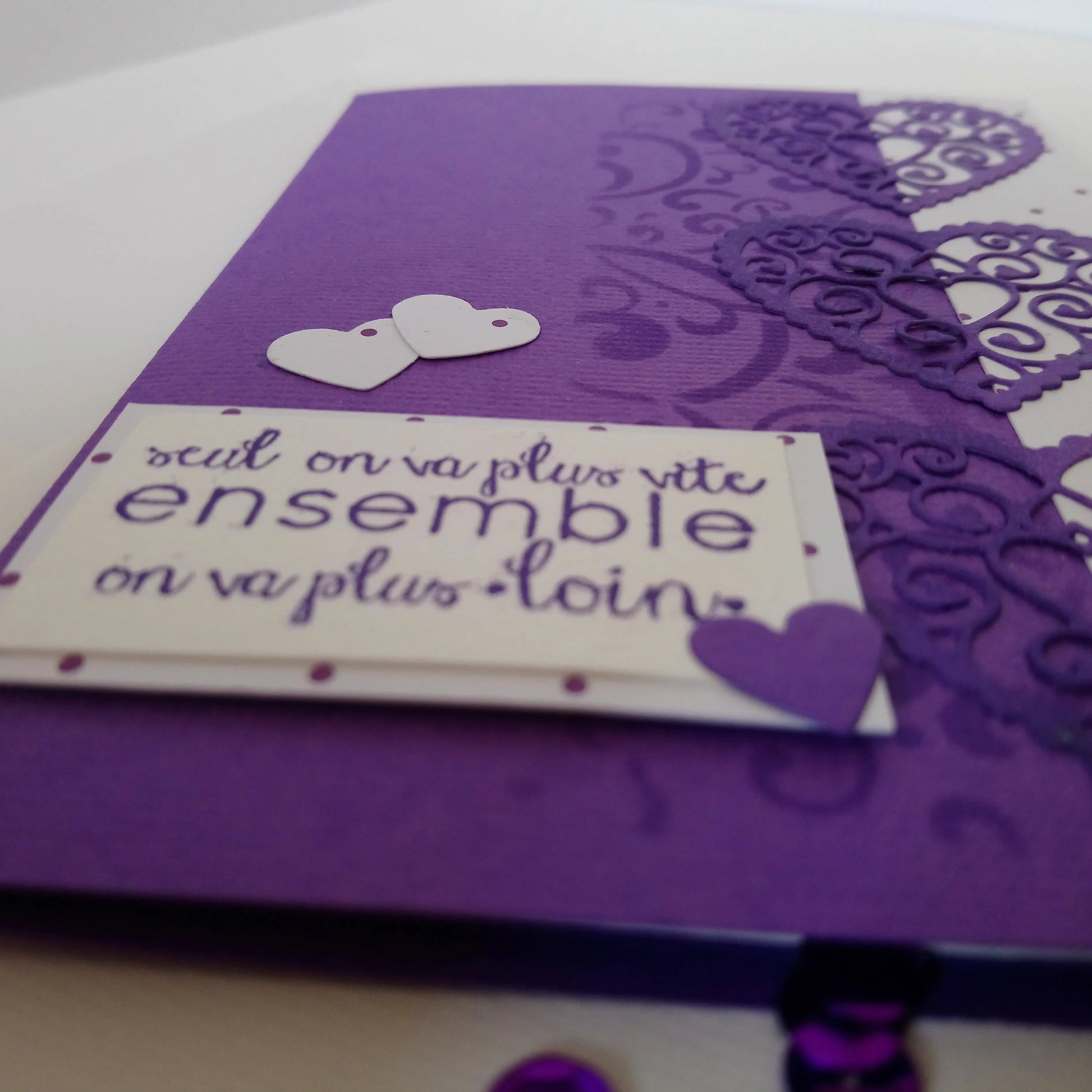 Carte de saint valentin violette – l’atelier de lili la souris - carte artisanale saint valentin – carte saint valentin scrapbooking - cadeau saint valentin - idée cadeau saint valentin- cadeau saint valentin femme - cadeau saint valentin homme - carte de saint valentin - saint valentin - cadeau saint valentin ado - carte amoureux - carte d amour, - je t aime - fêter l amour - célébrer l amour