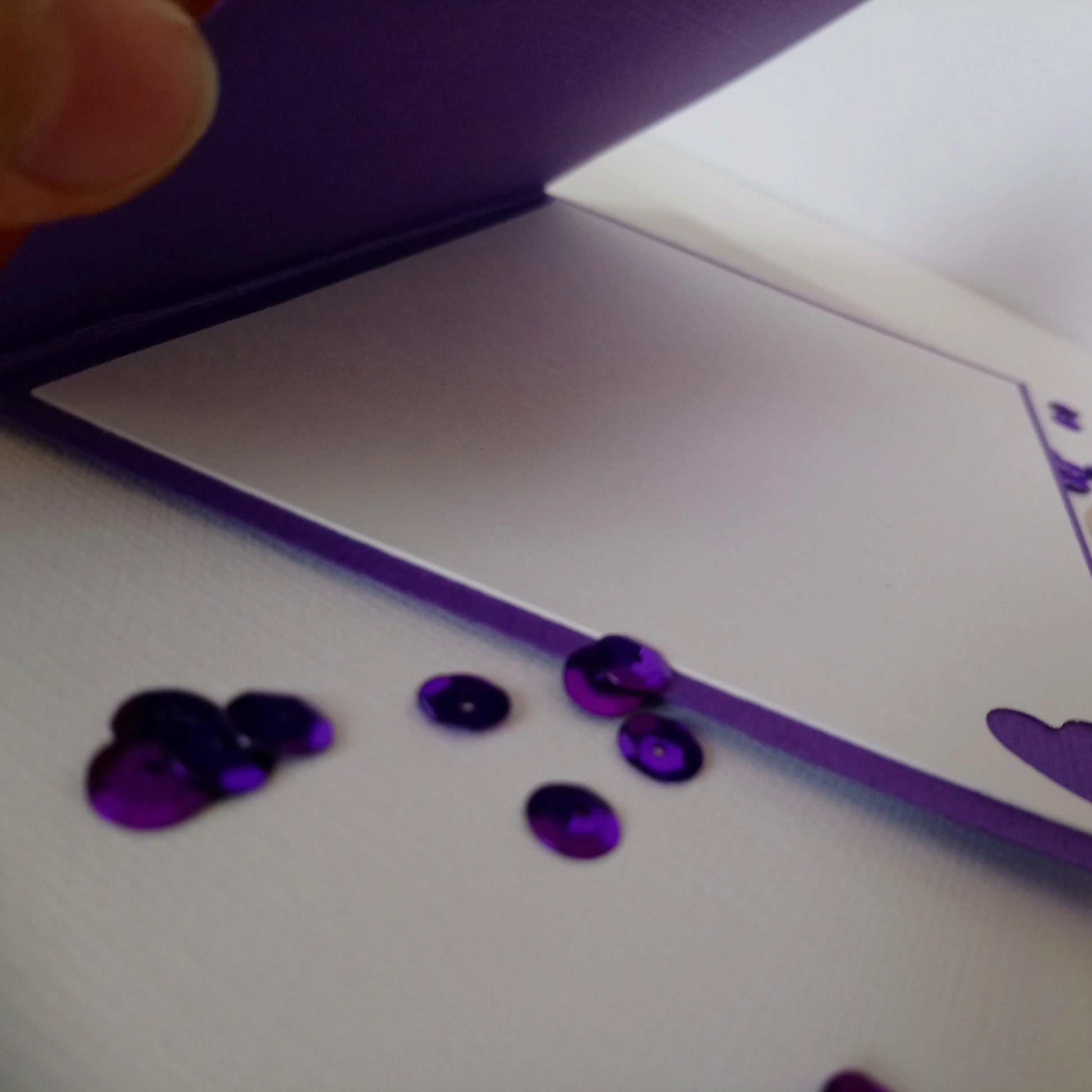 Carte de saint valentin violette – l’atelier de lili la souris - carte artisanale saint valentin – carte saint valentin scrapbooking - cadeau saint valentin - idée cadeau saint valentin- cadeau saint valentin femme - cadeau saint valentin homme - carte de saint valentin - saint valentin - cadeau saint valentin ado - carte amoureux - carte d amour, - je t aime - fêter l amour - célébrer l amour