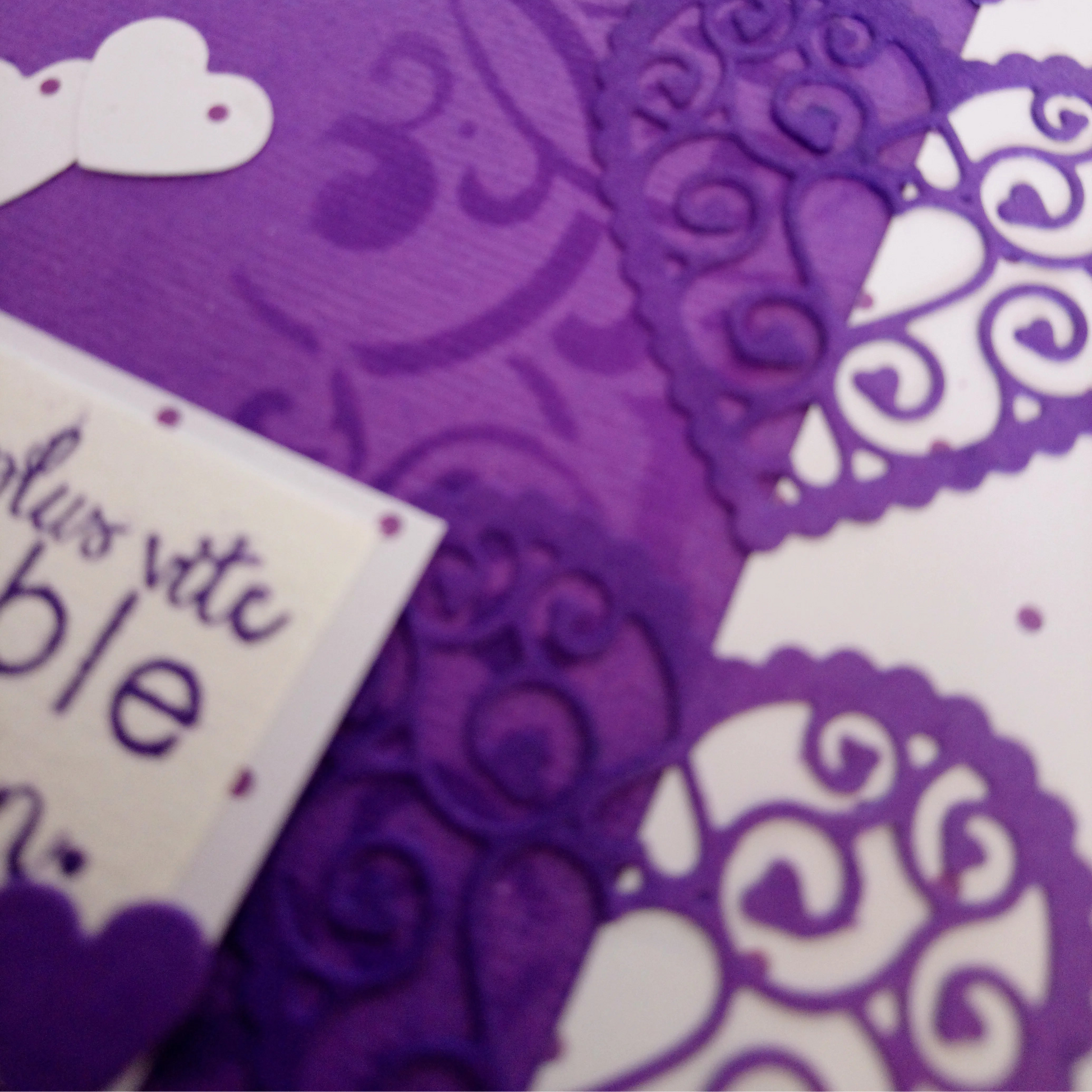 Carte de saint valentin violette – l’atelier de lili la souris - carte artisanale saint valentin – carte saint valentin scrapbooking - cadeau saint valentin - idée cadeau saint valentin- cadeau saint valentin femme - cadeau saint valentin homme - carte de saint valentin - saint valentin - cadeau saint valentin ado - carte amoureux - carte d amour, - je t aime - fêter l amour - célébrer l amour