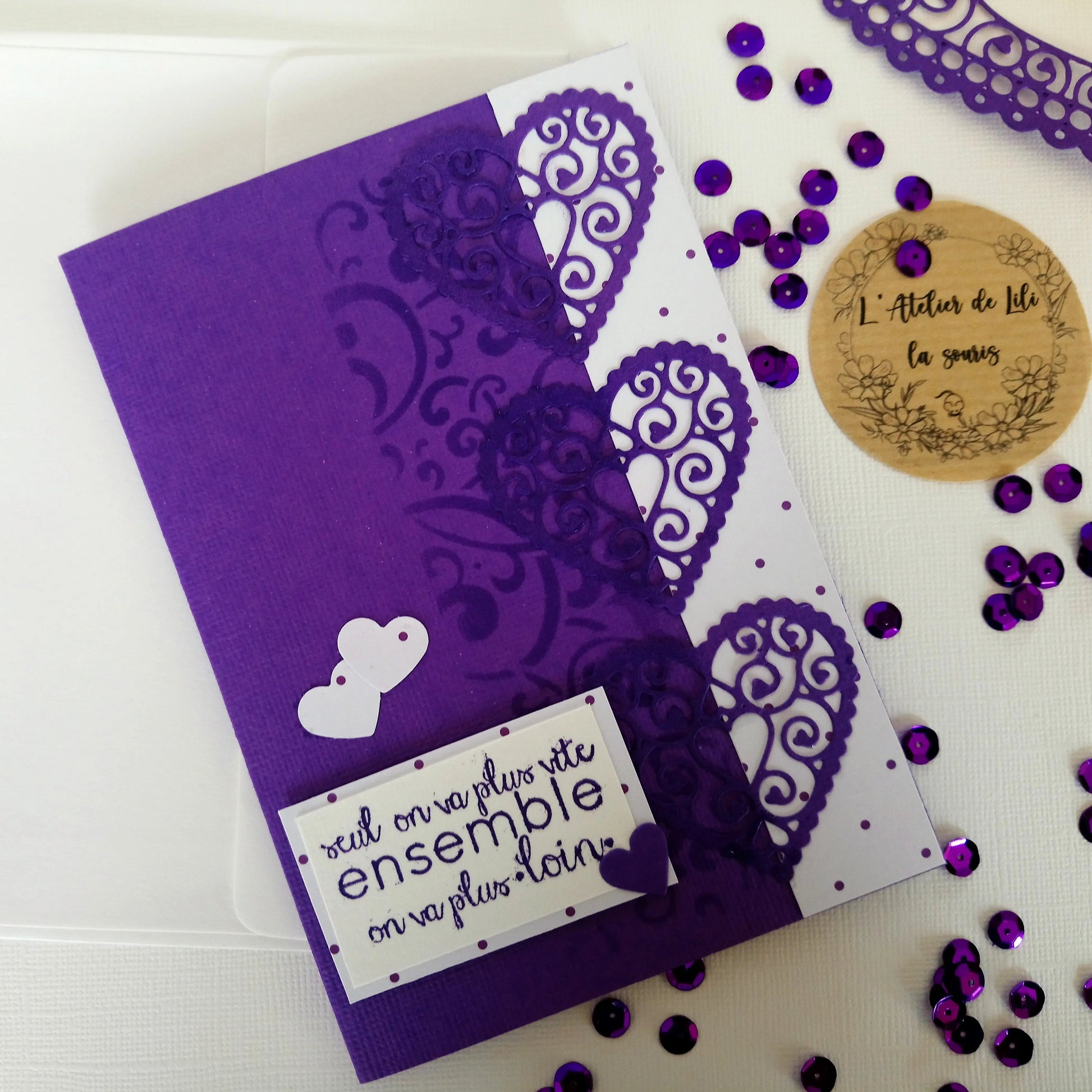 Carte de saint valentin violette – l’atelier de lili la souris - carte artisanale saint valentin – carte saint valentin scrapbooking - cadeau saint valentin - idée cadeau saint valentin- cadeau saint valentin femme - cadeau saint valentin homme - carte de saint valentin - saint valentin - cadeau saint valentin ado - carte amoureux - carte d amour, - je t aime - fêter l amour - célébrer l amour