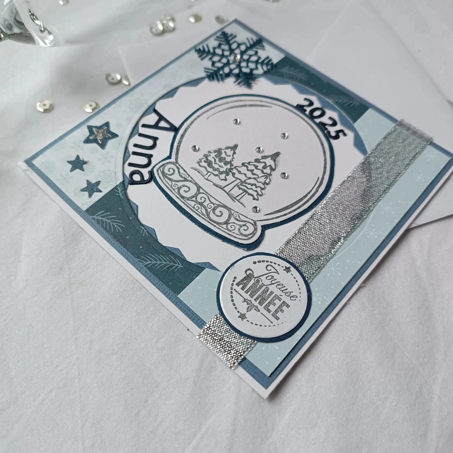 Carte de vœux bonne année personnalisée bleu de L’Atelier de Lili la souris - Carte de vœux 2025 boule à neige - carte bonne année 2025 - Carte bonne année - meilleurs vœux 2025 - carte de nouvel an - vœux de nouvel an - nouvel année 2025 - meilleurs vœux 2025 - présenter vœux 2025 - bonne année 2025 - carte de vœux année 2025 - vœux 2025