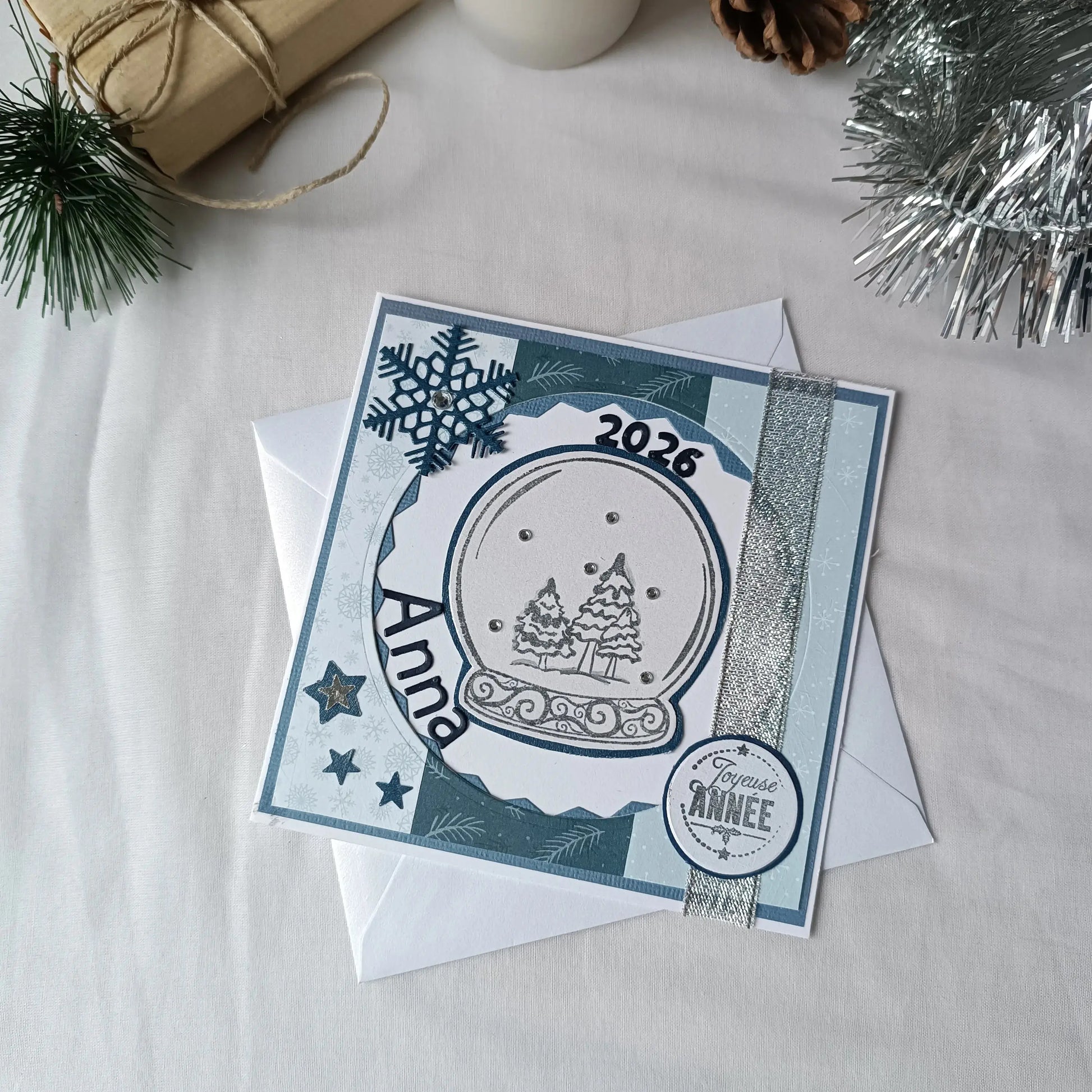 Carte de vœux bonne année personnalisée bleu de L’Atelier de Lili la souris - Carte de vœux 2025 boule à neige - carte bonne année 2026 - Carte bonne année - meilleurs vœux 2026 - carte de nouvel an - vœux de nouvel an - nouvel année 2026 - meilleurs vœux 2026 - présenter vœux 2026 - bonne année 2026 - carte de vœux année 2026 - vœux 2026