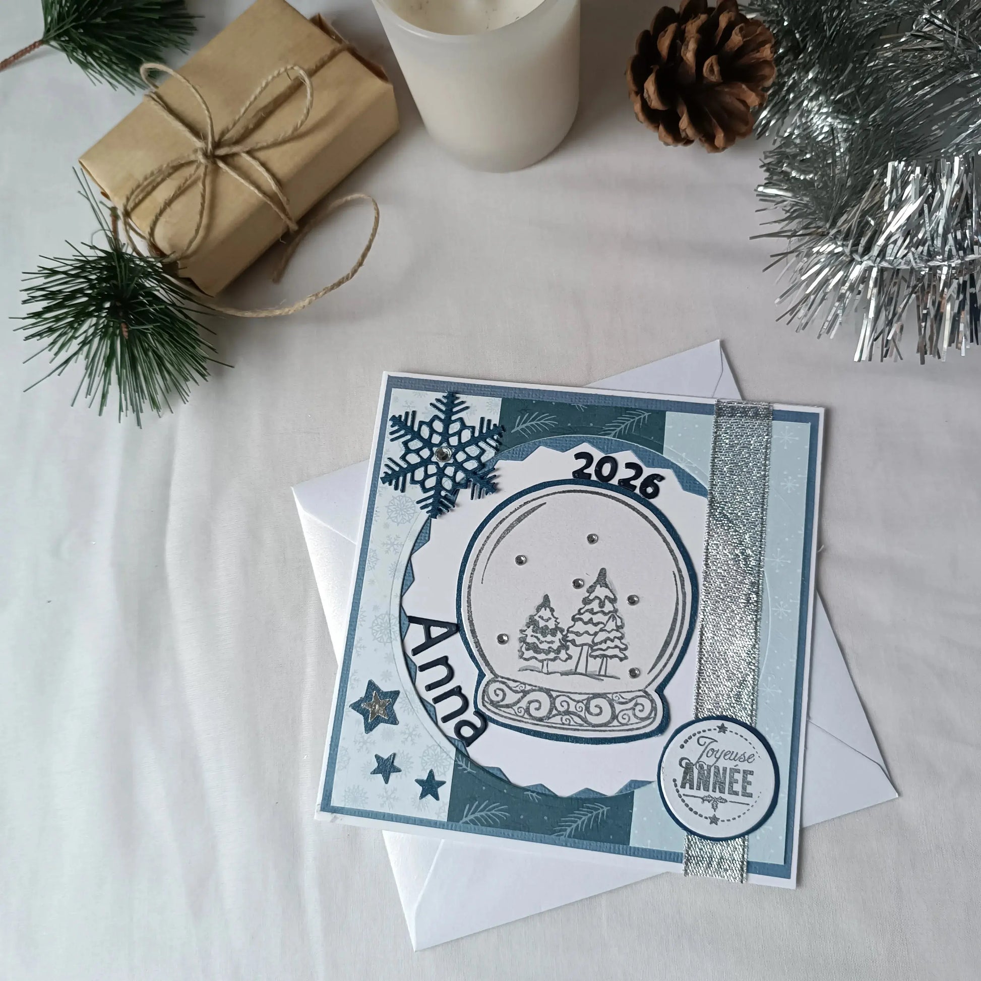 Carte de vœux bonne année personnalisée bleu de L’Atelier de Lili la souris - Carte de vœux 2025 boule à neige - carte bonne année 2026 - Carte bonne année - meilleurs vœux 2026 - carte de nouvel an - vœux de nouvel an - nouvel année 2026 - meilleurs vœux 2026 - présenter vœux 2026 - bonne année 2026 - carte de vœux année 2026 - vœux 2026