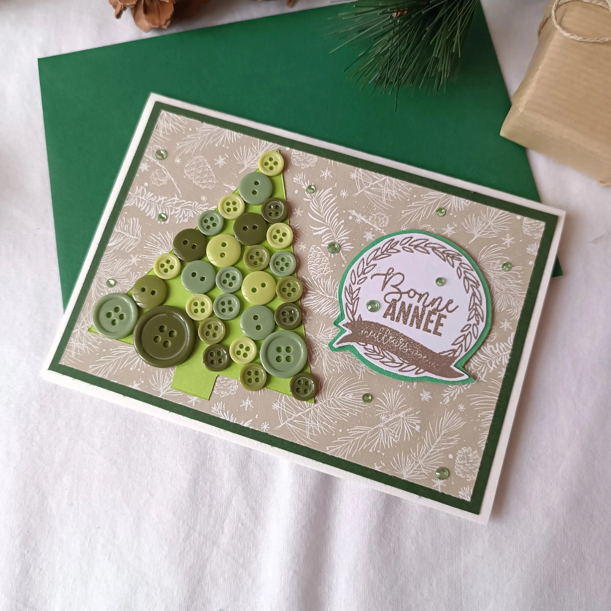 Carte de vœux bonne année sapin en boutons de L’Atelier de Lili la souris - Carte de vœux 2025 - carte bonne année 2025 - Carte bonne année - meilleurs vœux 2024 - carte de nouvel an - vœux de nouvel an - nouvel année 2025 - meilleurs vœux 2025 - présenter vœux 2025 - bonne année 2025 - carte de vœux année 2025 - vœux 2025