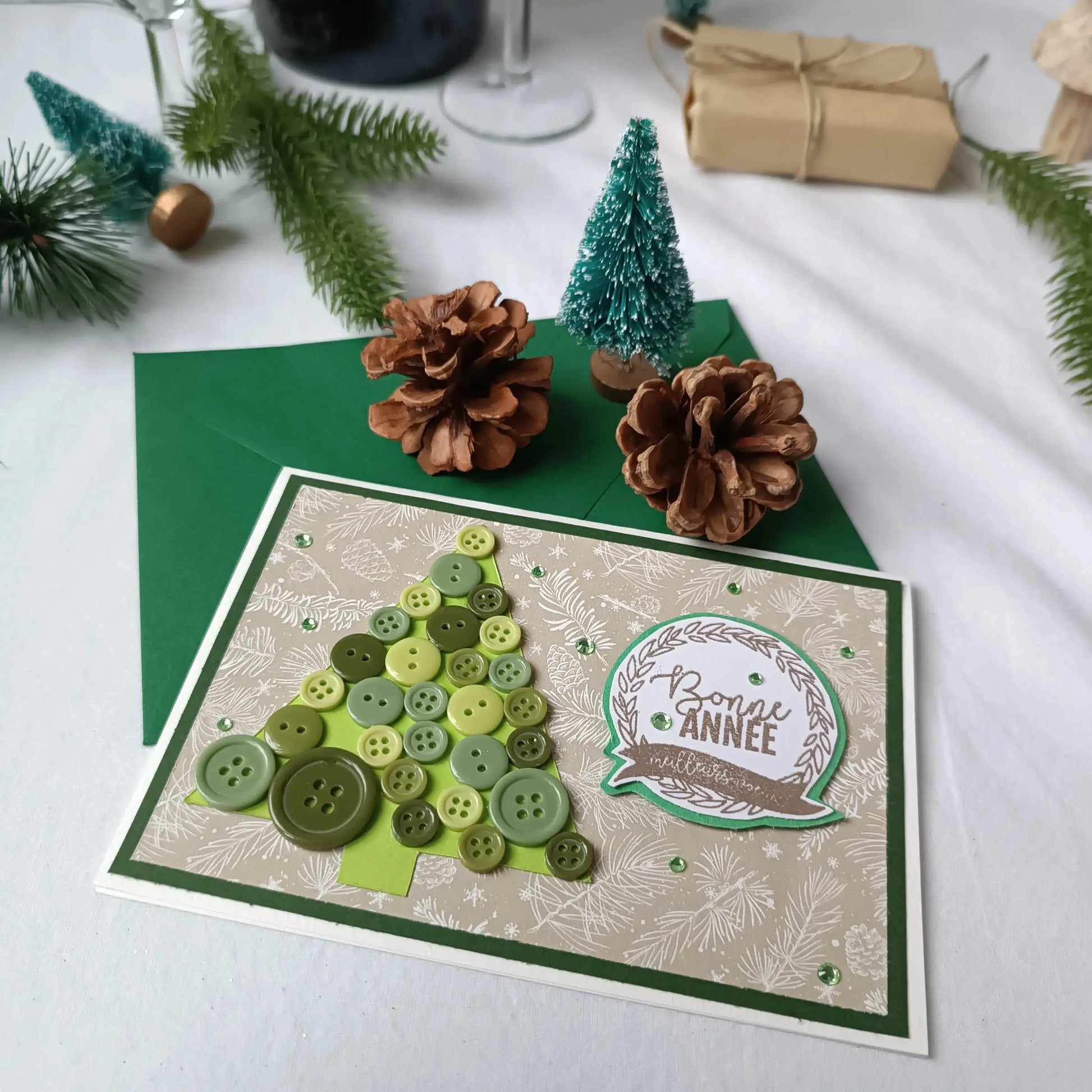 Carte de vœux bonne année sapin en boutons de L’Atelier de Lili la souris - Carte de vœux 2025 - carte bonne année 2025 - Carte bonne année - meilleurs vœux 2024 - carte de nouvel an - vœux de nouvel an - nouvel année 2025 - meilleurs vœux 2025 - présenter vœux 2025 - bonne année 2025 - carte de vœux année 2025 - vœux 2025