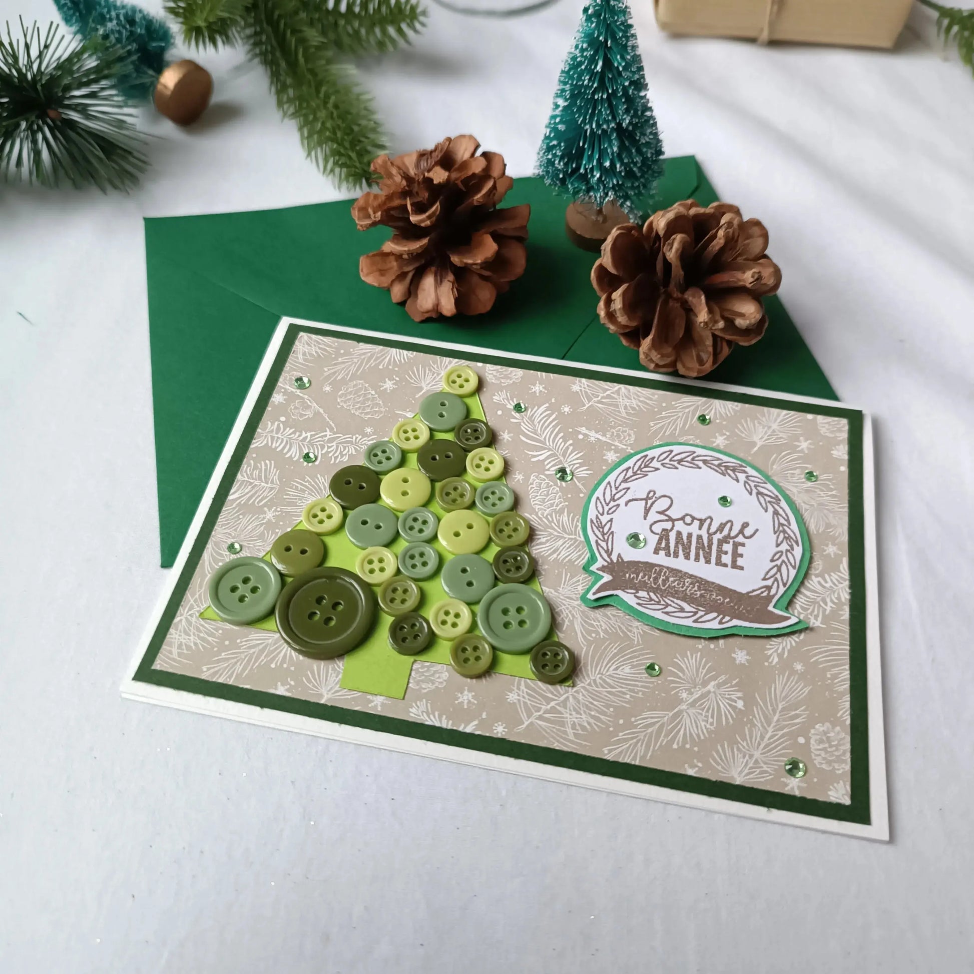 Carte de vœux bonne année sapin en boutons de L’Atelier de Lili la souris - Carte de vœux 2025 - carte bonne année 2025 - Carte bonne année - meilleurs vœux 2024 - carte de nouvel an - vœux de nouvel an - nouvel année 2025 - meilleurs vœux 2025 - présenter vœux 2025 - bonne année 2025 - carte de vœux année 2025 - vœux 2025