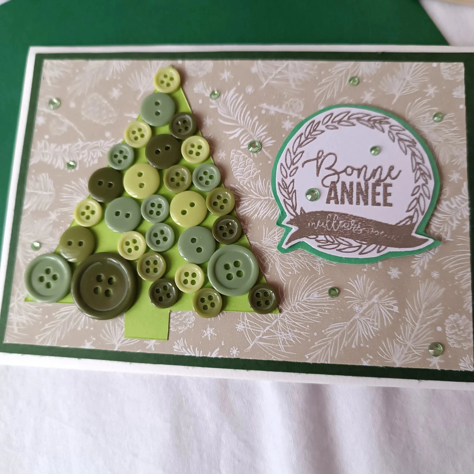 Carte de vœux bonne année sapin en boutons de L’Atelier de Lili la souris - Carte de vœux 2025 - carte bonne année 2025 - Carte bonne année - meilleurs vœux 2024 - carte de nouvel an - vœux de nouvel an - nouvel année 2025 - meilleurs vœux 2025 - présenter vœux 2025 - bonne année 2025 - carte de vœux année 2025 - vœux 2025