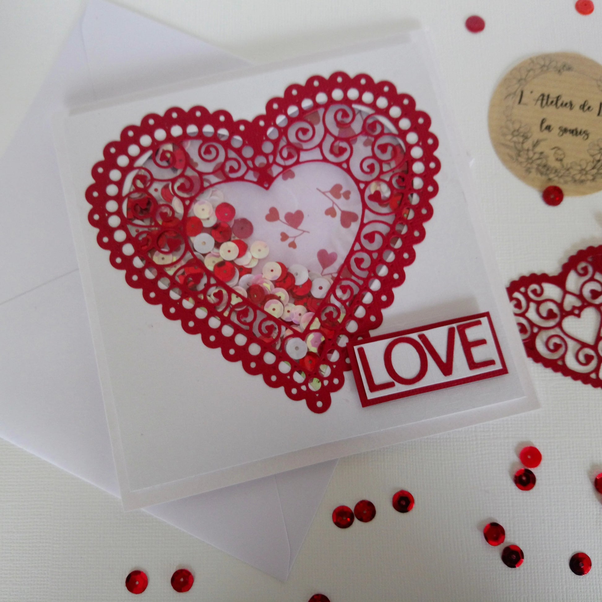 Carte de saint valentin rouge à secouer – l’atelier de lili la souris - carte artisanale saint valentin – carte saint valentin scrapbooking - cadeau saint valentin - idée cadeau saint valentin- cadeau saint valentin femme - cadeau saint valentin homme - carte de saint valentin - saint valentin - cadeau saint valentin ado - carte amoureux - carte d amour, - je t aime - fêter l amour - célébrer l amour