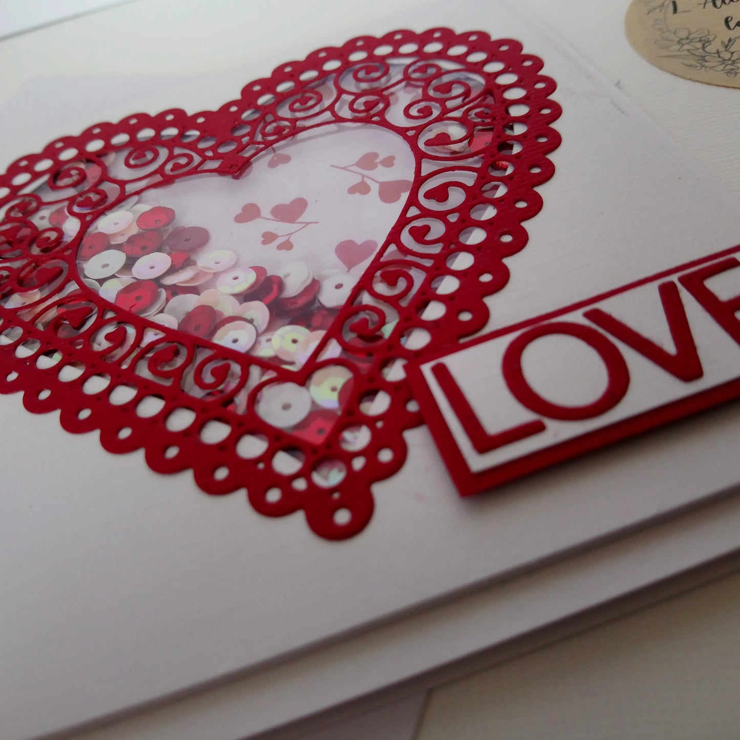 Carte de saint valentin rouge à secouer – l’atelier de lili la souris - carte artisanale saint valentin – carte saint valentin scrapbooking - cadeau saint valentin - idée cadeau saint valentin- cadeau saint valentin femme - cadeau saint valentin homme - carte de saint valentin - saint valentin - cadeau saint valentin ado - carte amoureux - carte d amour, - je t aime - fêter l amour - célébrer l amour