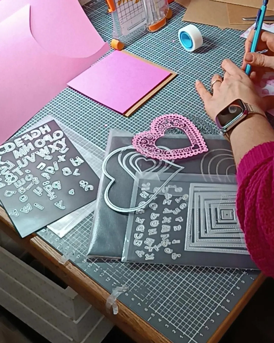 Image des coulisses de l'atelier de lili la souris - création de la collection 2026 Saint valentin - A COEUR OUVERT