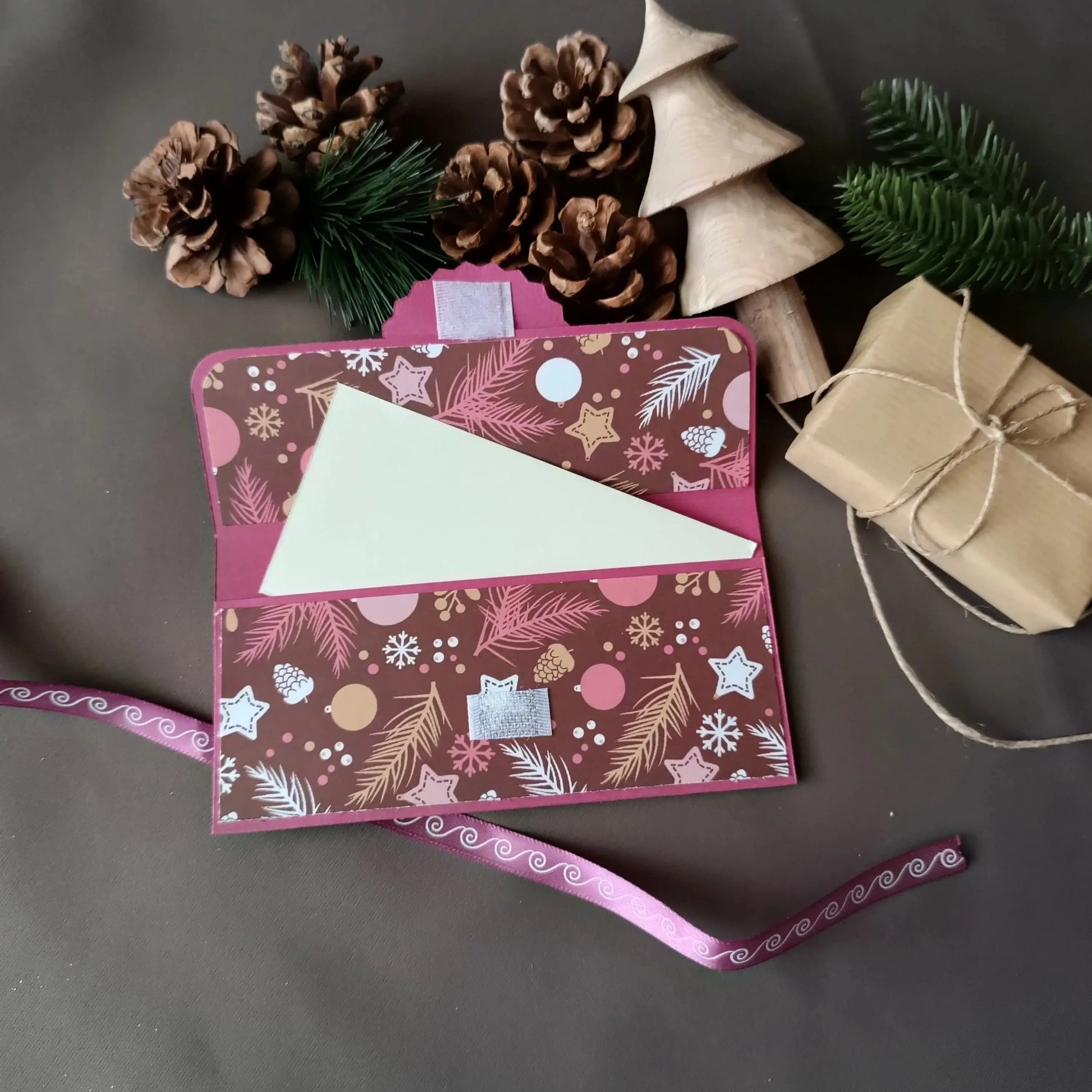 pochette carte-cadeau de noel - carte de voeux 2024 - idée cadeau noel - noel 2024 - cadeau noel 2024 - carte de noel -pochette carte-cadeau de noel violette de L’Atelier de Lili la souris