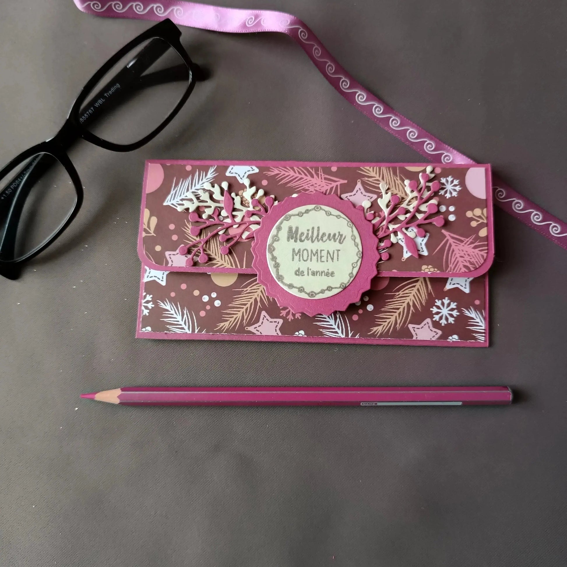 pochette carte-cadeau de noel - carte de voeux 2024 - idée cadeau noel - noel 2024 - cadeau noel 2024 - carte de noel -pochette carte-cadeau de noel violette de L’Atelier de Lili la souris