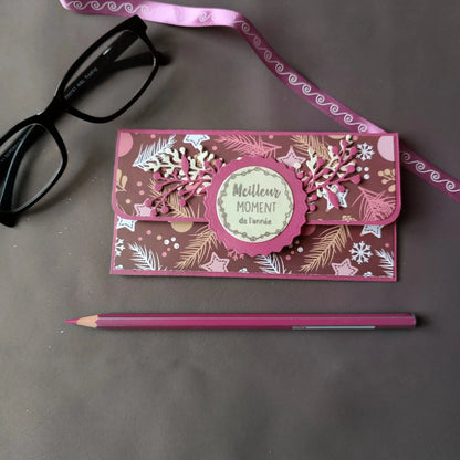 pochette carte-cadeau de noel - carte de voeux 2024 - idée cadeau noel - noel 2024 - cadeau noel 2024 - carte de noel -pochette carte-cadeau de noel violette de L’Atelier de Lili la souris