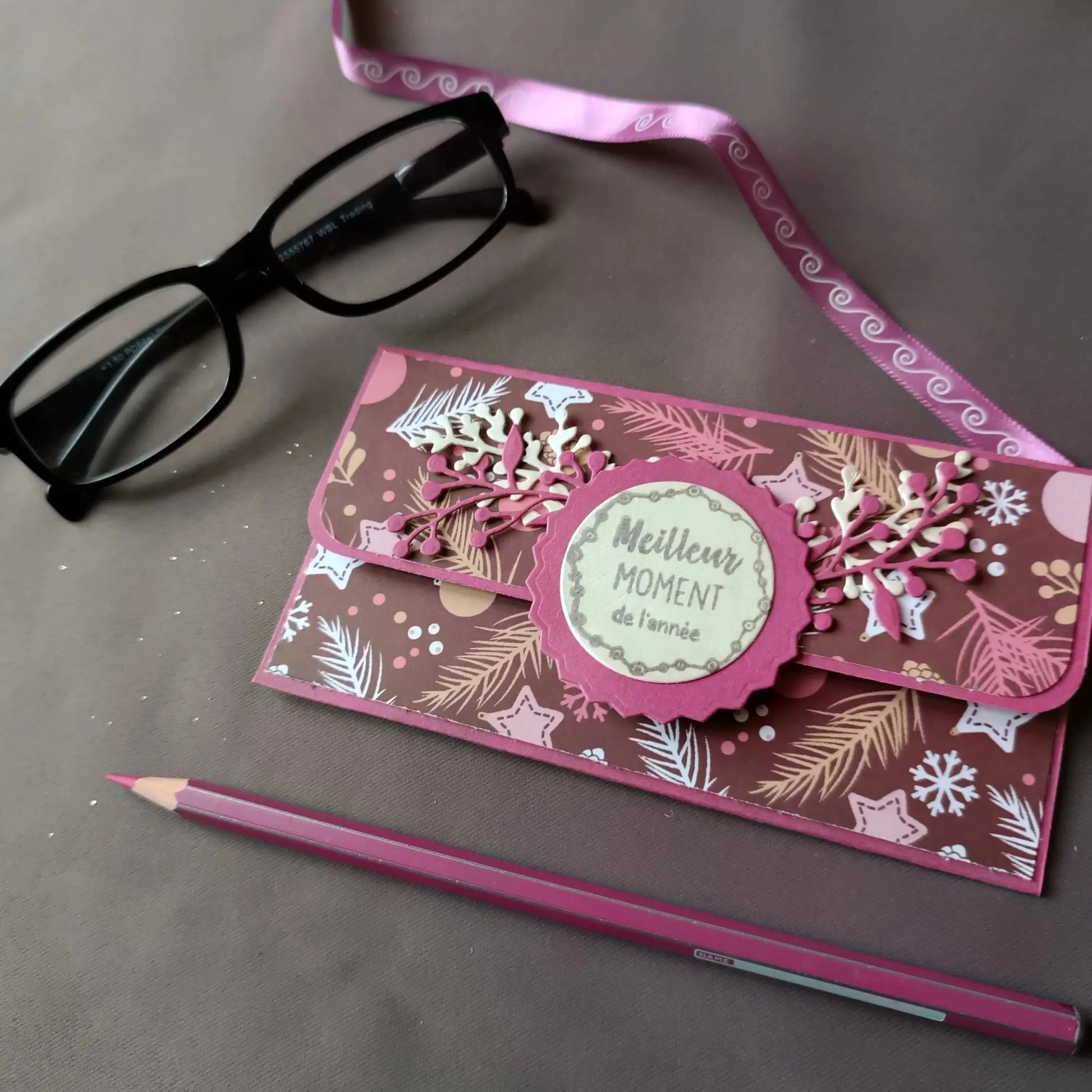 pochette carte-cadeau de noel - carte de voeux 2024 - idée cadeau noel - noel 2024 - cadeau noel 2024 - carte de noel -pochette carte-cadeau de noel violette de L’Atelier de Lili la souris