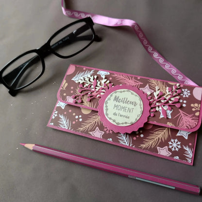 pochette carte-cadeau de noel - carte de voeux 2024 - idée cadeau noel - noel 2024 - cadeau noel 2024 - carte de noel -pochette carte-cadeau de noel violette de L’Atelier de Lili la souris