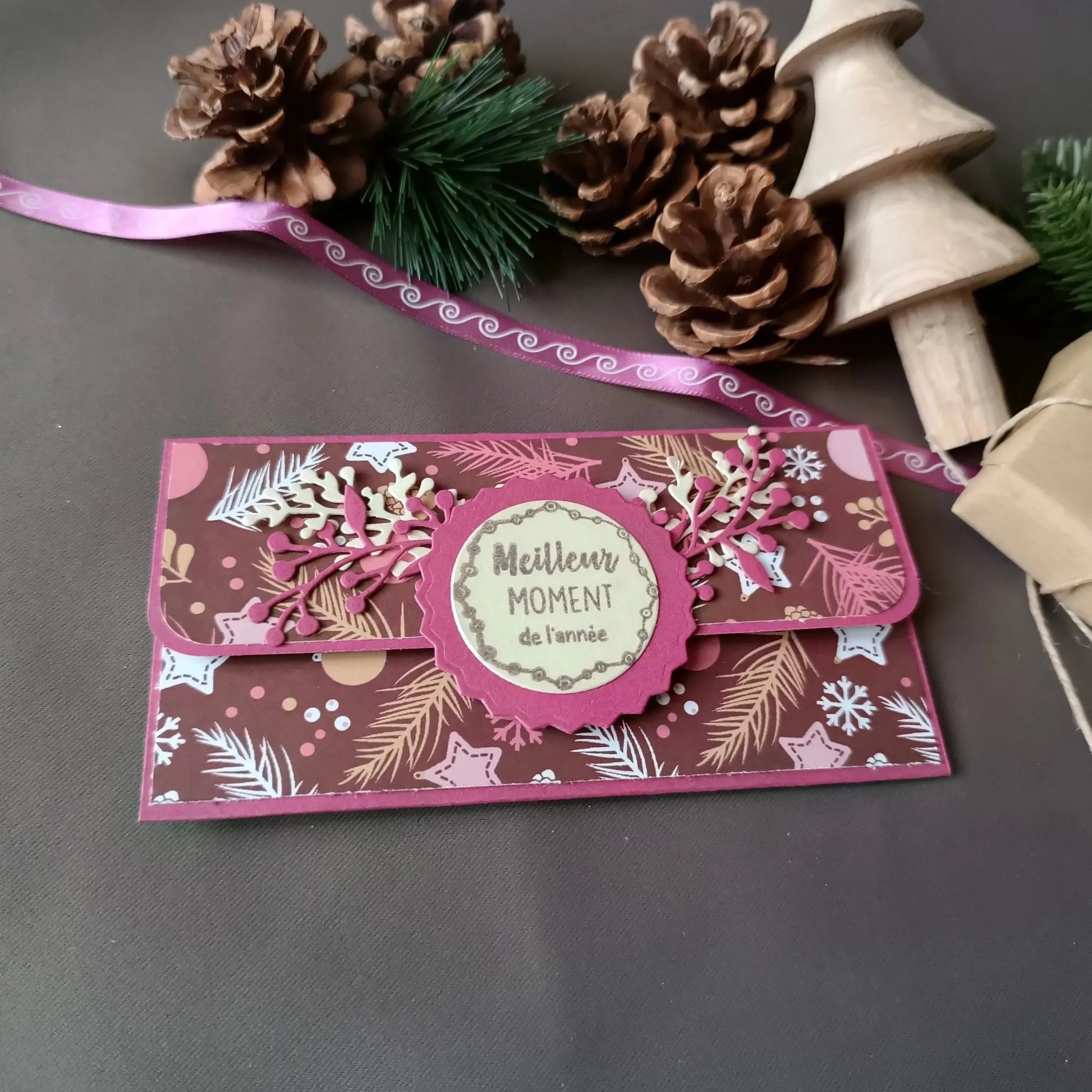 pochette carte-cadeau de noel - carte de voeux 2024 - idée cadeau noel - noel 2024 - cadeau noel 2024 - carte de noel -pochette carte-cadeau de noel violette de L’Atelier de Lili la souris