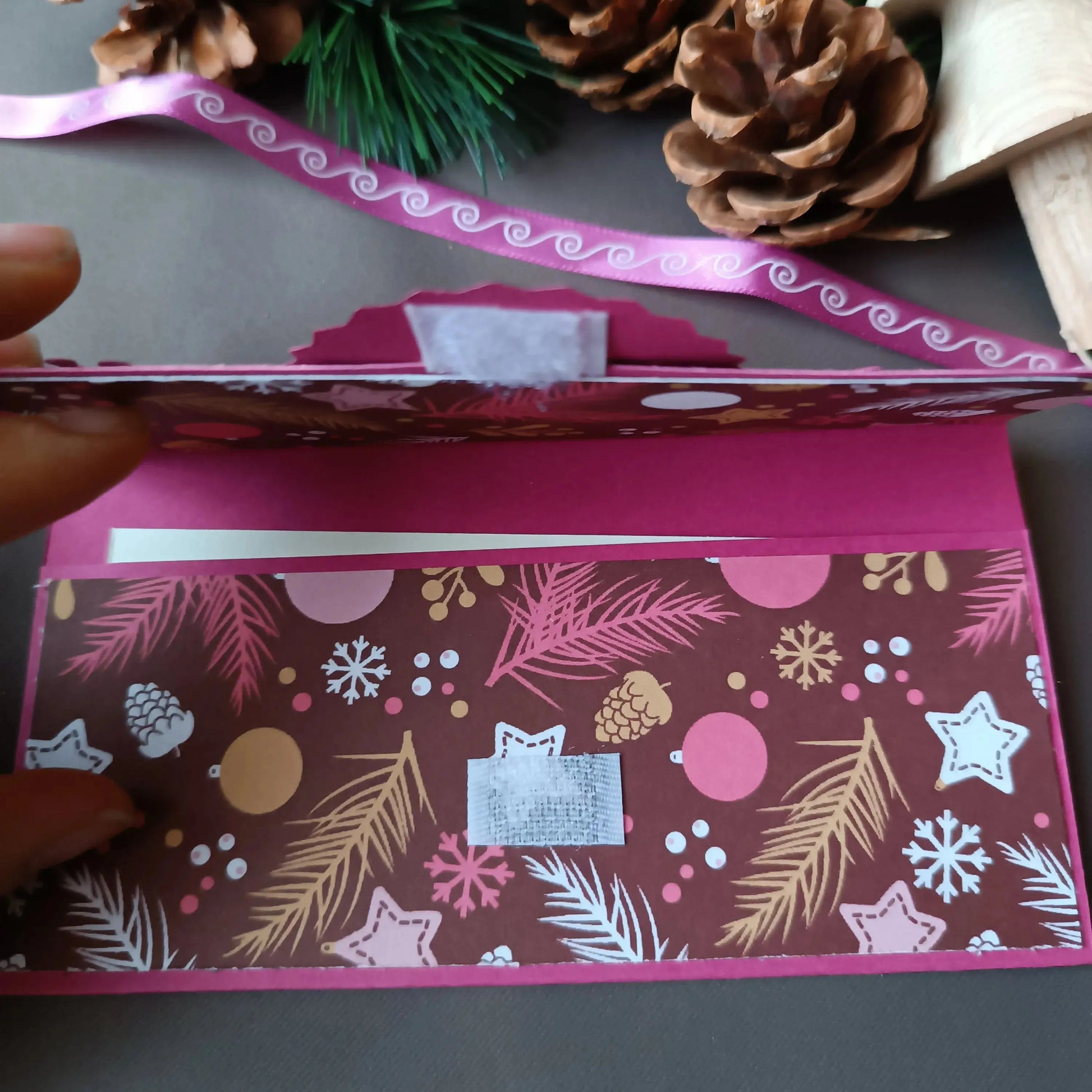 pochette carte-cadeau de noel - carte de voeux 2024 - idée cadeau noel - noel 2024 - cadeau noel 2024 - carte de noel -pochette carte-cadeau de noel violette de L’Atelier de Lili la souris