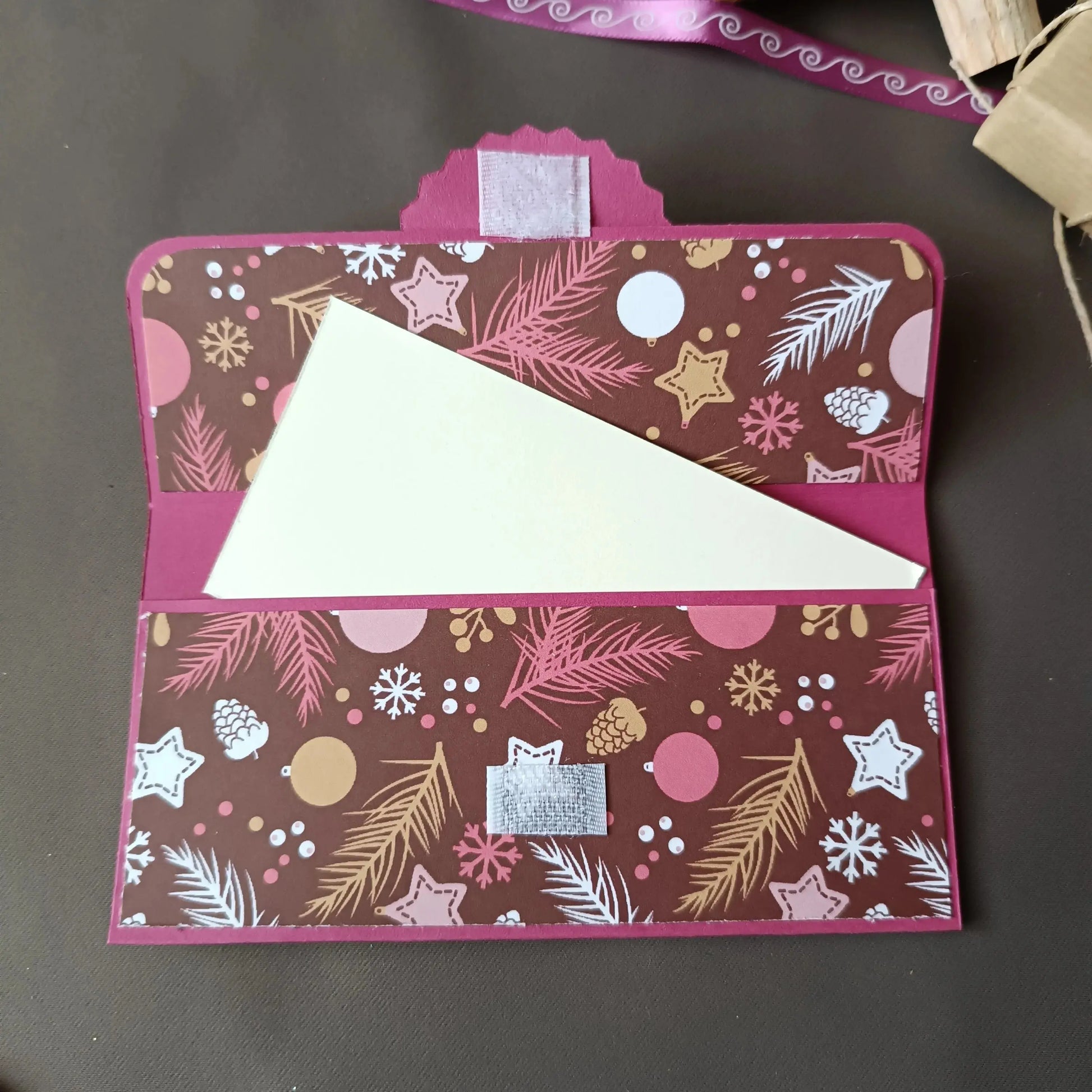 pochette carte-cadeau de noel - carte de voeux 2024 - idée cadeau noel - noel 2024 - cadeau noel 2024 - carte de noel -pochette carte-cadeau de noel violette de L’Atelier de Lili la souris