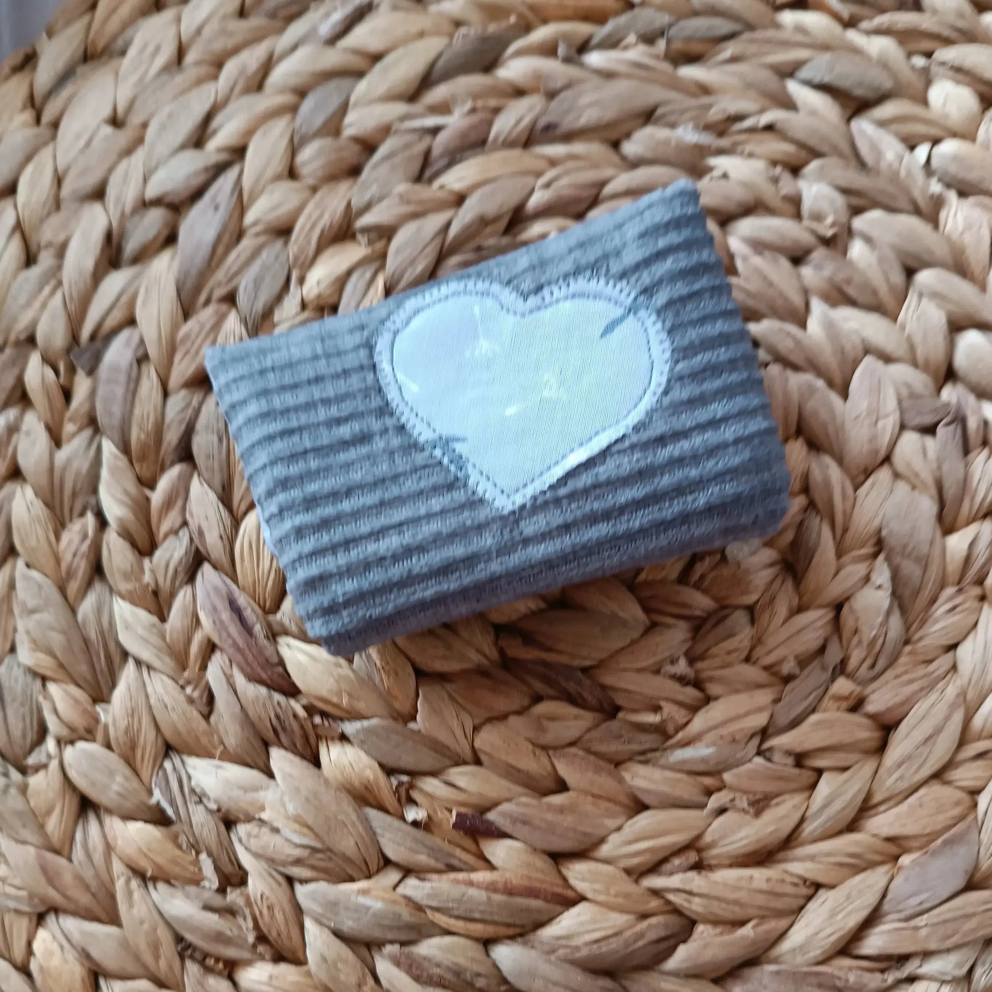 Porte-cartes gris de Récup’ Tissu de LILI – porte-cartes tissu upcyclé – porte-cartes écoresponsable -porte-cartes artisanale -idée cadeau artisanale -étui carte bancaire