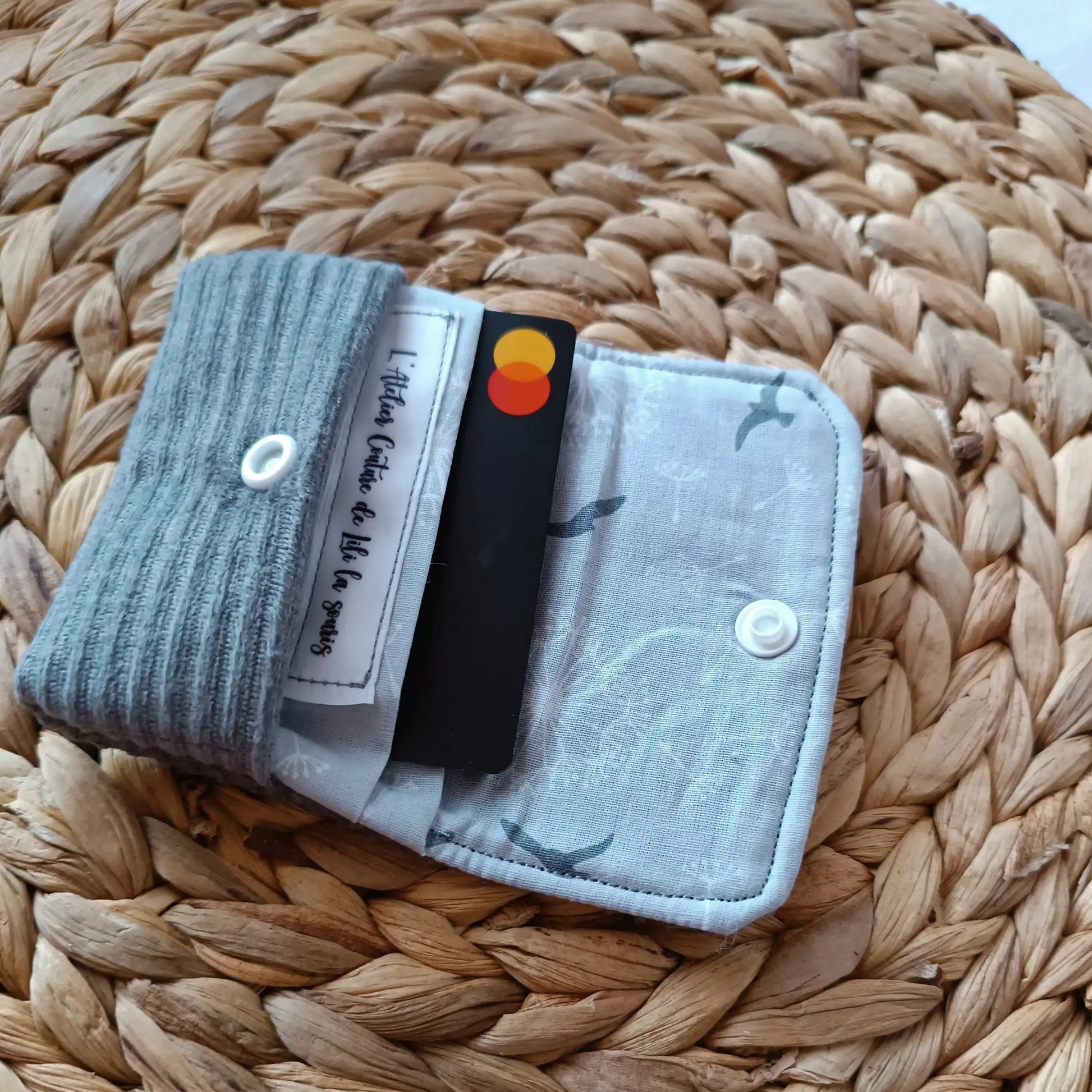 Porte-cartes gris de Récup’ Tissu de LILI – porte-cartes tissu upcyclé – porte-cartes écoresponsable -porte-cartes artisanale -idée cadeau artisanale -étui carte bancaire