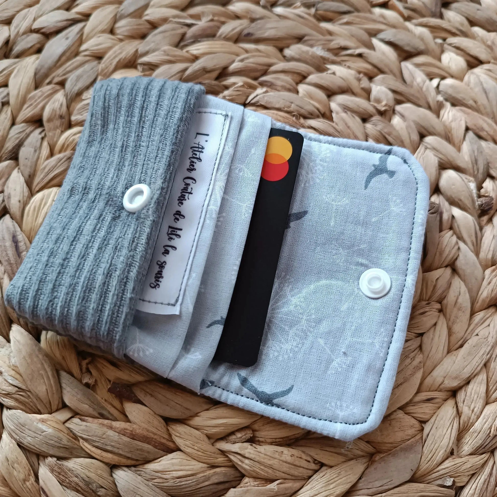 Porte-cartes gris de Récup’ Tissu de LILI – porte-cartes tissu upcyclé – porte-cartes écoresponsable -porte-cartes artisanale -idée cadeau artisanale -étui carte bancaire