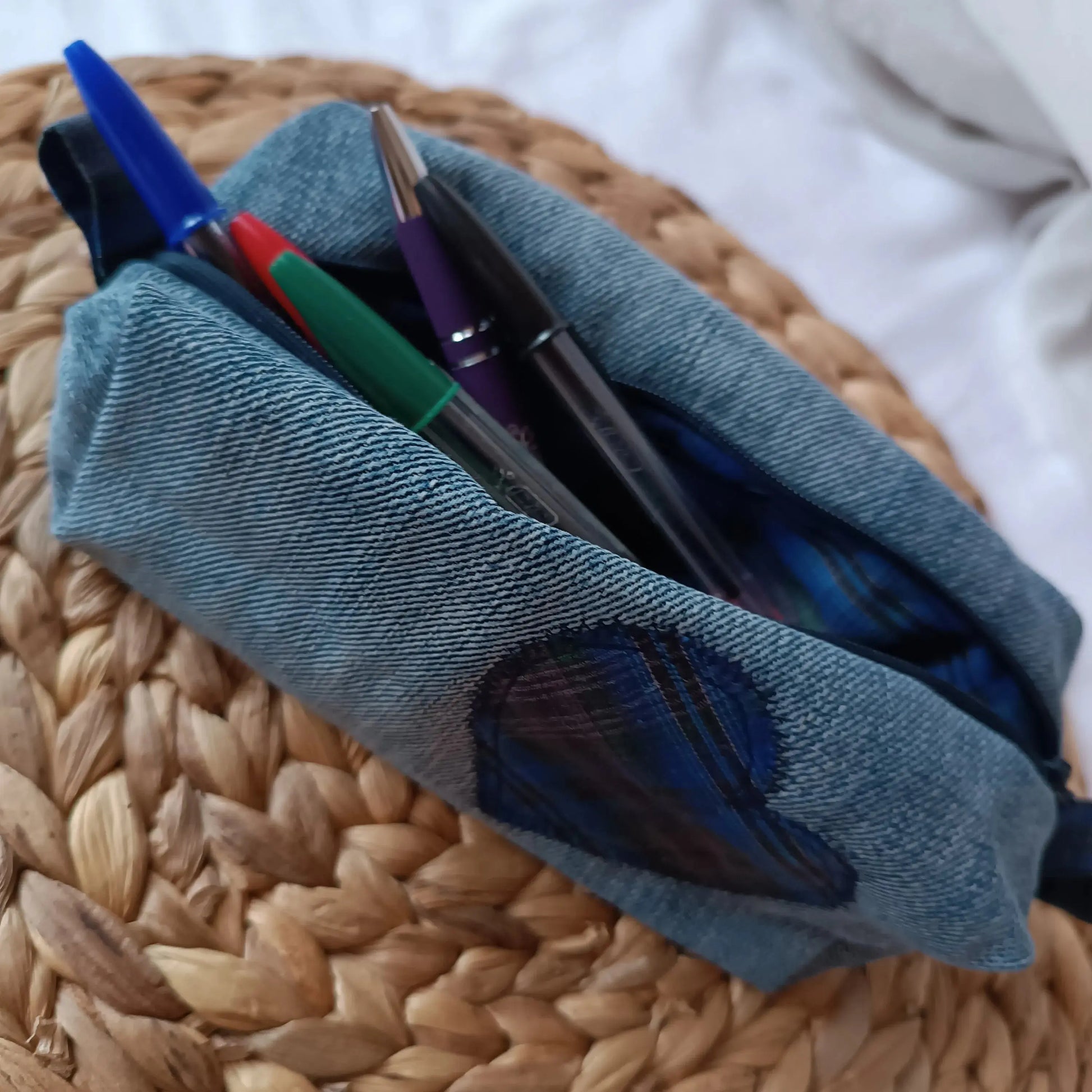 trousse boite bleu marine upcyclé de Récup’ Tissu de LILI – trousse jeans bleu marine tissu upcyclé – trousse écoresponsable -trousse artisanale -idée cadeau artisanale - trousse originale