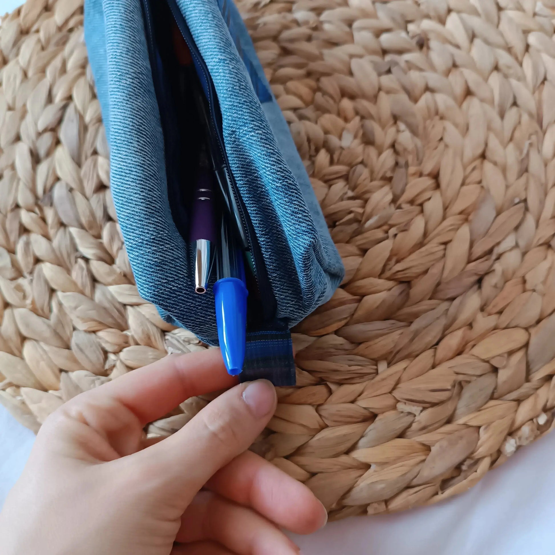 trousse boite bleu marine upcyclé de Récup’ Tissu de LILI – trousse jeans bleu marine tissu upcyclé – trousse écoresponsable -trousse artisanale -idée cadeau artisanale - trousse originale