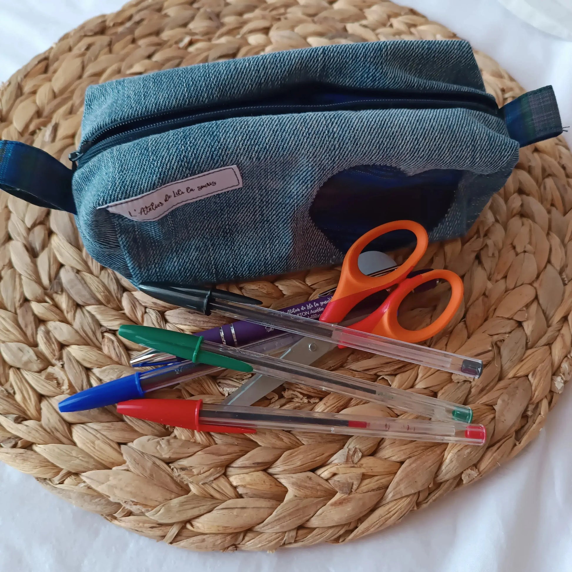 trousse boite bleu marine upcyclé de Récup’ Tissu de LILI – trousse jeans bleu marine tissu upcyclé – trousse écoresponsable -trousse artisanale -idée cadeau artisanale - trousse originale