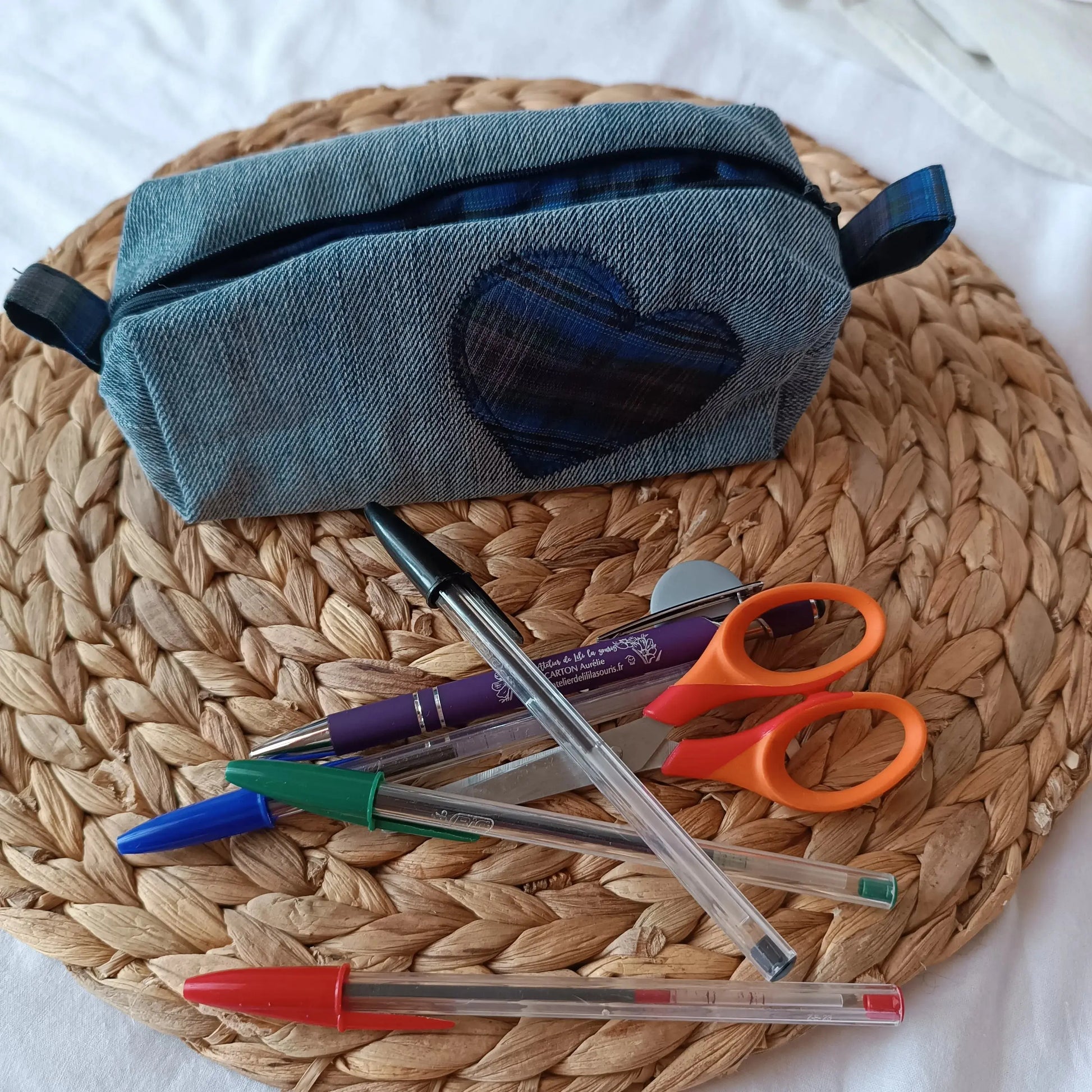 trousse boite bleu marine upcyclé de Récup’ Tissu de LILI – trousse jeans bleu marine tissu upcyclé – trousse écoresponsable -trousse artisanale -idée cadeau artisanale - trousse originale