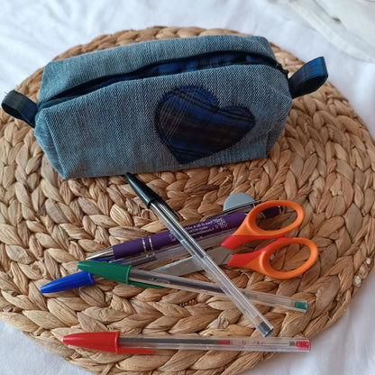trousse boite bleu marine upcyclé de Récup’ Tissu de LILI – trousse jeans bleu marine tissu upcyclé – trousse écoresponsable -trousse artisanale -idée cadeau artisanale - trousse originale