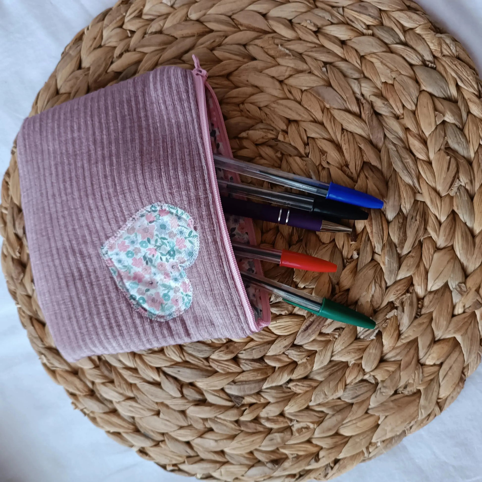trousse rose imprimé fleuri upcyclé de Récup’ Tissu de LILI – trousse pochette rose tissu upcyclé – trousse écoresponsable -trousse artisanale -idée cadeau artisanale - trousse originale