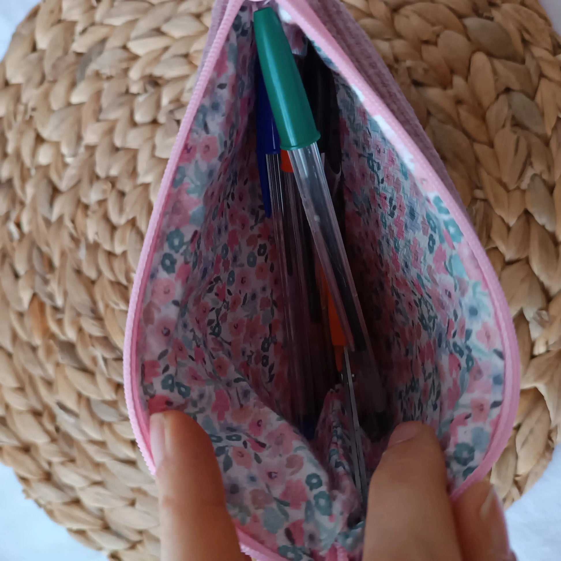 trousse rose imprimé fleuri upcyclé de Récup’ Tissu de LILI – trousse pochette rose tissu upcyclé – trousse écoresponsable -trousse artisanale -idée cadeau artisanale - trousse originale