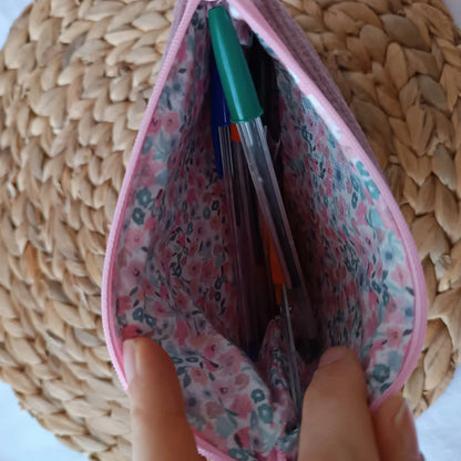 trousse rose imprimé fleuri upcyclé de Récup’ Tissu de LILI – trousse pochette rose tissu upcyclé – trousse écoresponsable -trousse artisanale -idée cadeau artisanale - trousse originale